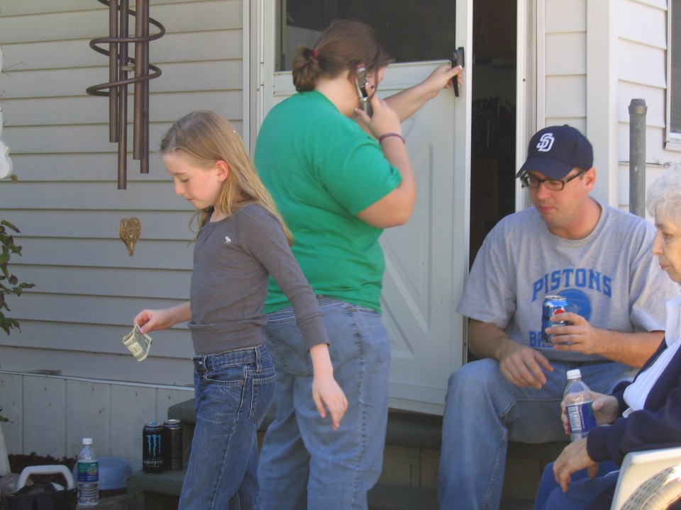 Opening gifts, photograph 33
